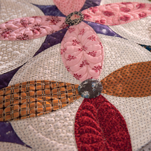Closeup of Alabama Beauty block and appliqué circle showing quilting detail